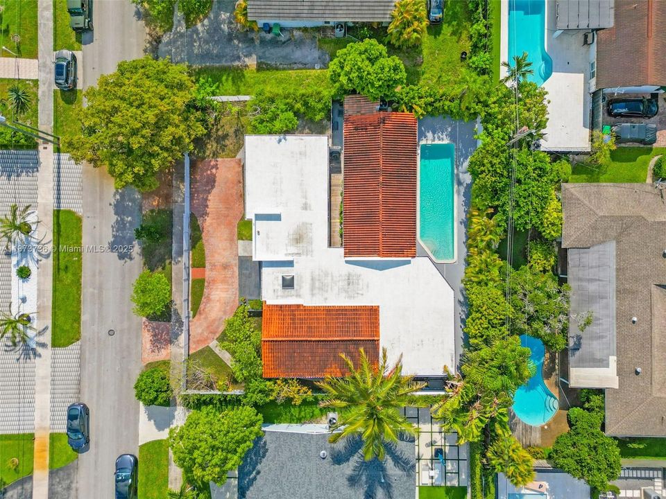 Под контрактом: $1,350,000 (5 спален, 3 ванн, 3137 Квадратных фут)