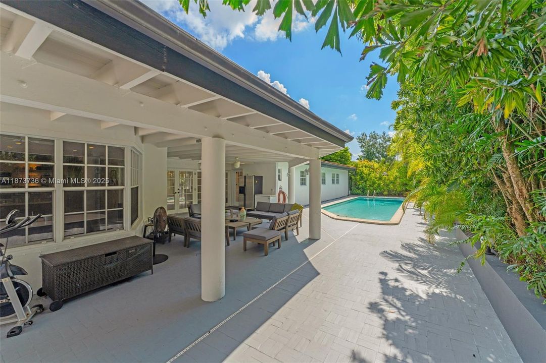 Под контрактом: $1,350,000 (5 спален, 3 ванн, 3137 Квадратных фут)