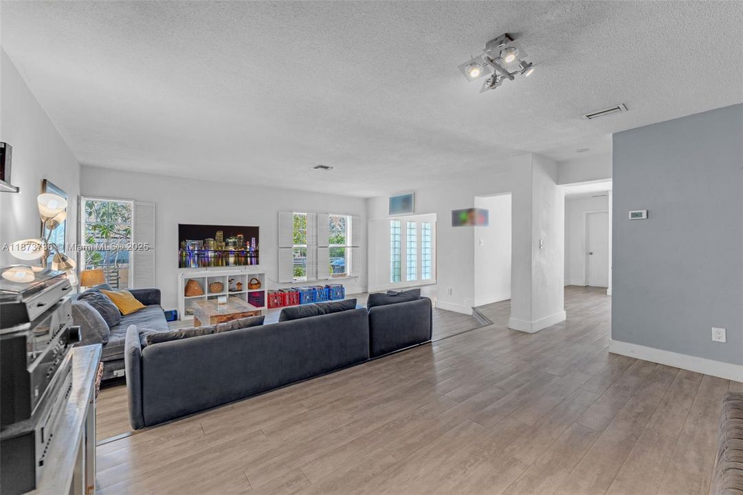 Под контрактом: $1,350,000 (5 спален, 3 ванн, 3137 Квадратных фут)