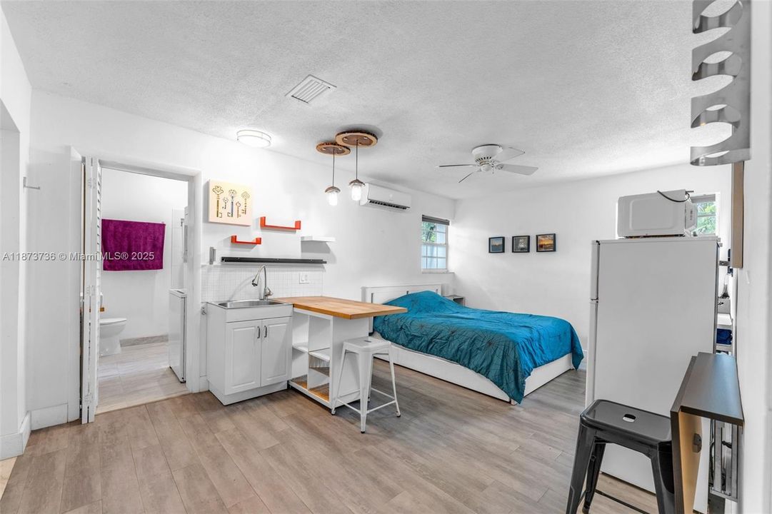 Под контрактом: $1,350,000 (5 спален, 3 ванн, 3137 Квадратных фут)