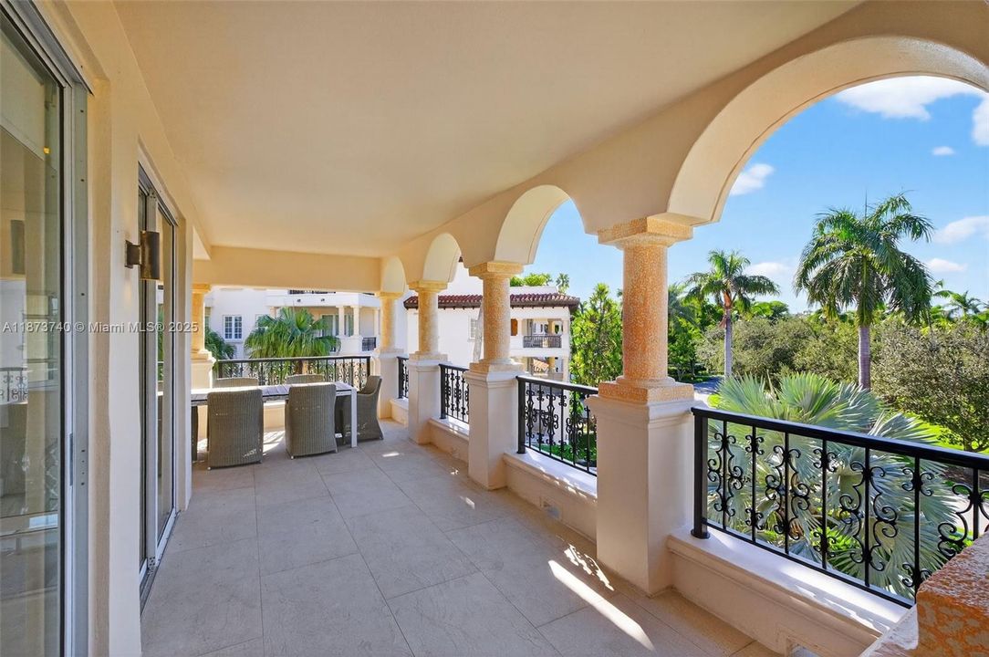 待售: $2,300,000 (2 贝兹, 2 浴室, 1429 平方英尺)