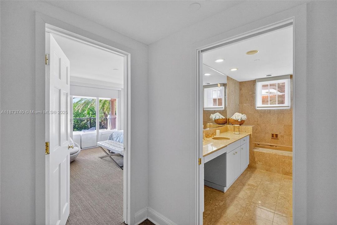 待售: $2,300,000 (2 贝兹, 2 浴室, 1429 平方英尺)