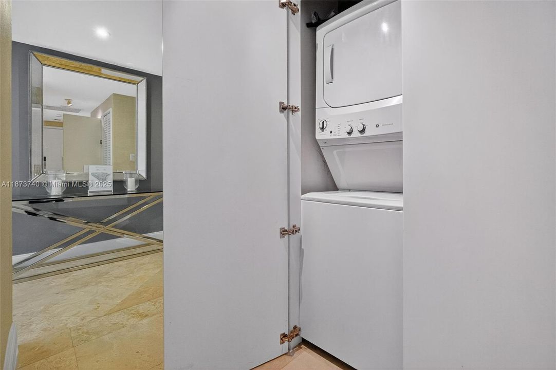 待售: $2,300,000 (2 贝兹, 2 浴室, 1429 平方英尺)