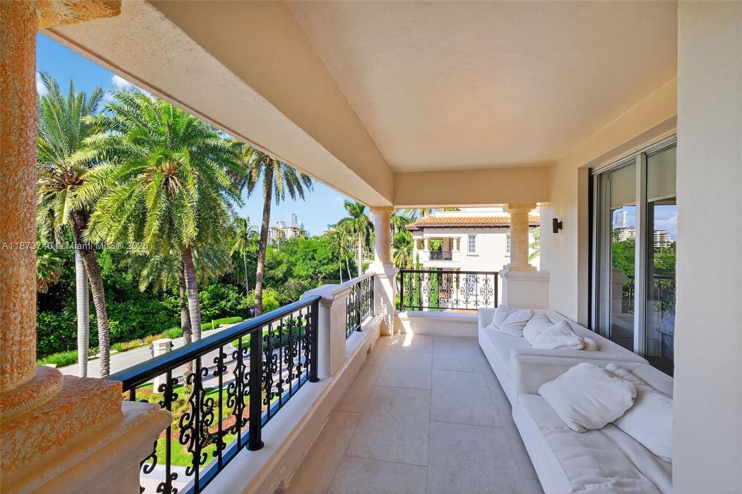 待售: $2,300,000 (2 贝兹, 2 浴室, 1429 平方英尺)