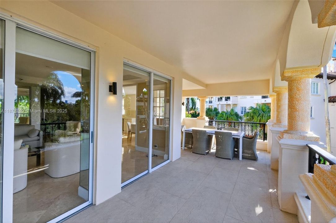 待售: $2,300,000 (2 贝兹, 2 浴室, 1429 平方英尺)