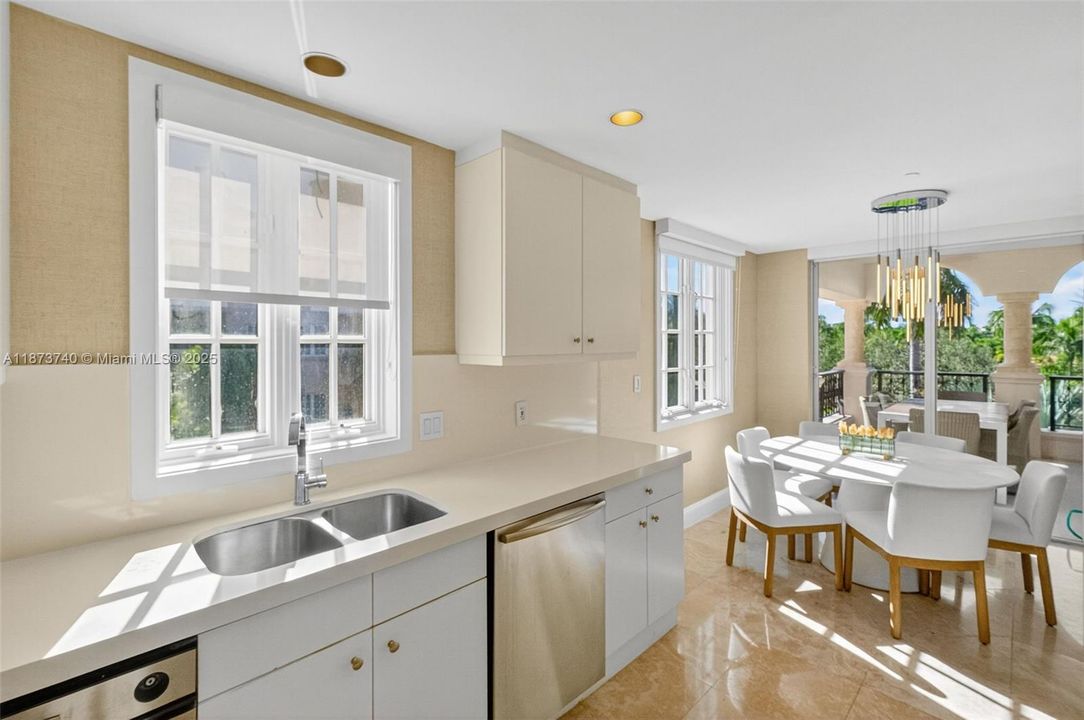 待售: $2,300,000 (2 贝兹, 2 浴室, 1429 平方英尺)