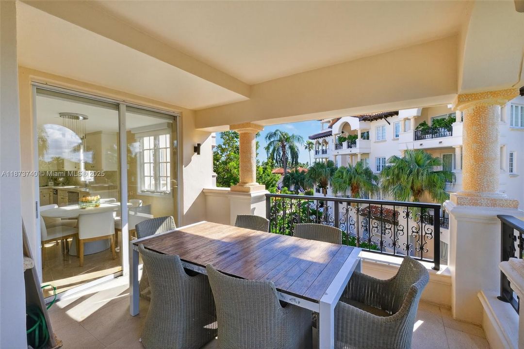 待售: $2,300,000 (2 贝兹, 2 浴室, 1429 平方英尺)