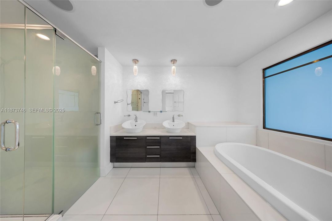 For Sale: $799,000 (2 beds, 3 baths, 1552 Square Feet)