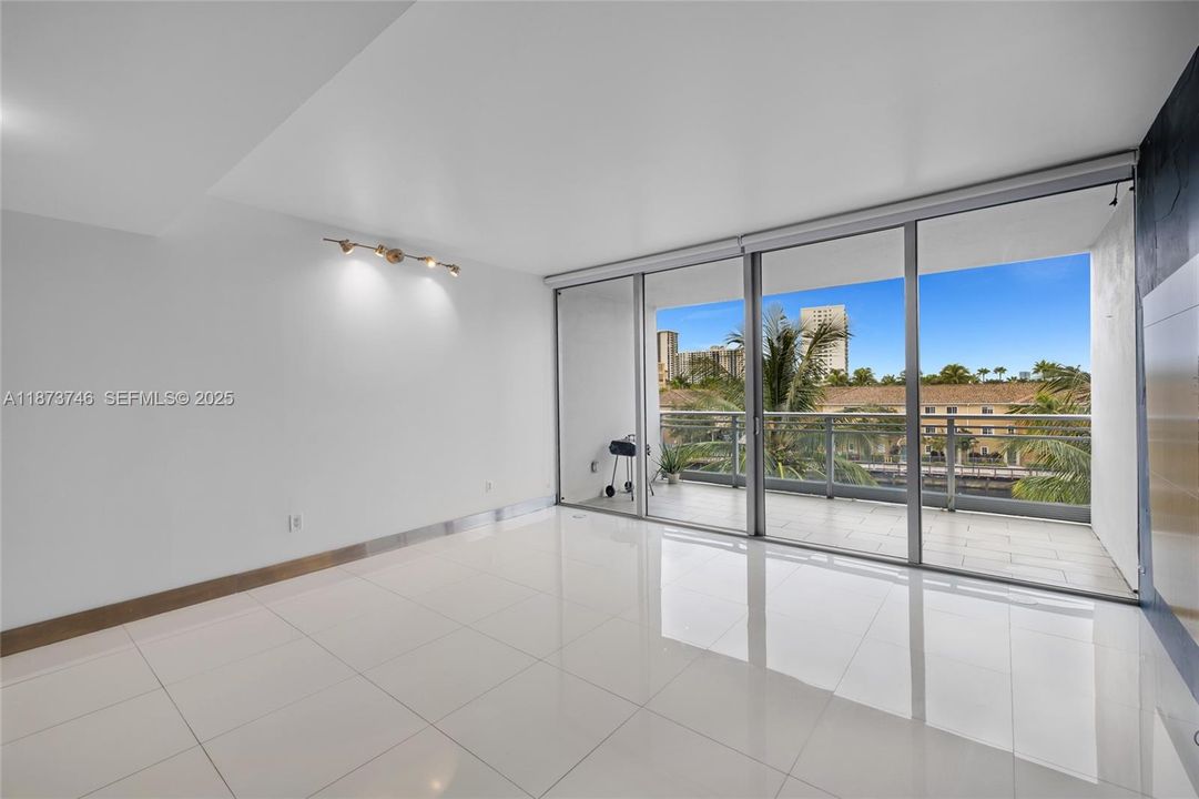 For Sale: $799,000 (2 beds, 3 baths, 1552 Square Feet)