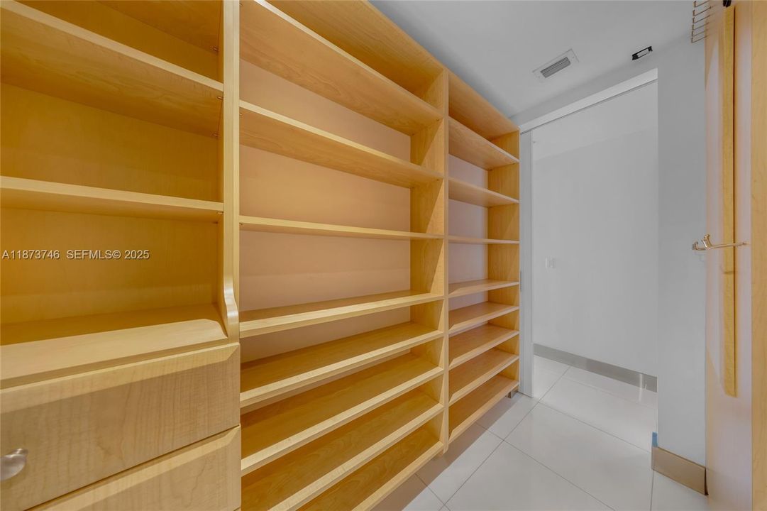 For Sale: $799,000 (2 beds, 3 baths, 1552 Square Feet)