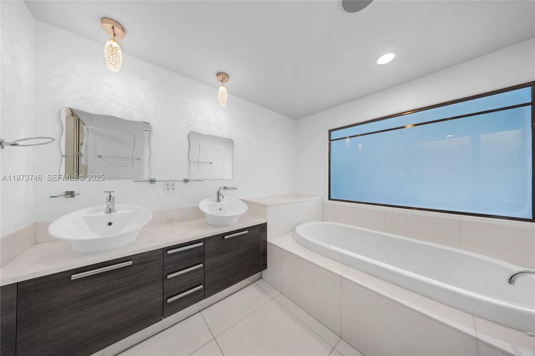 For Sale: $799,000 (2 beds, 3 baths, 1552 Square Feet)