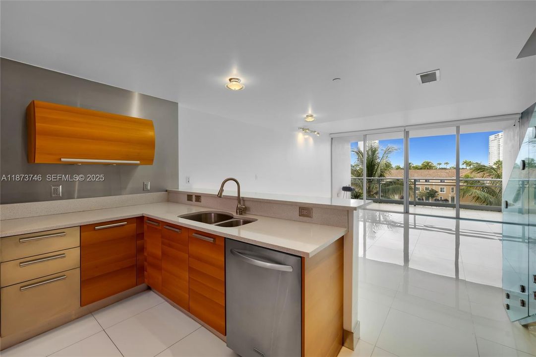 For Sale: $799,000 (2 beds, 3 baths, 1552 Square Feet)