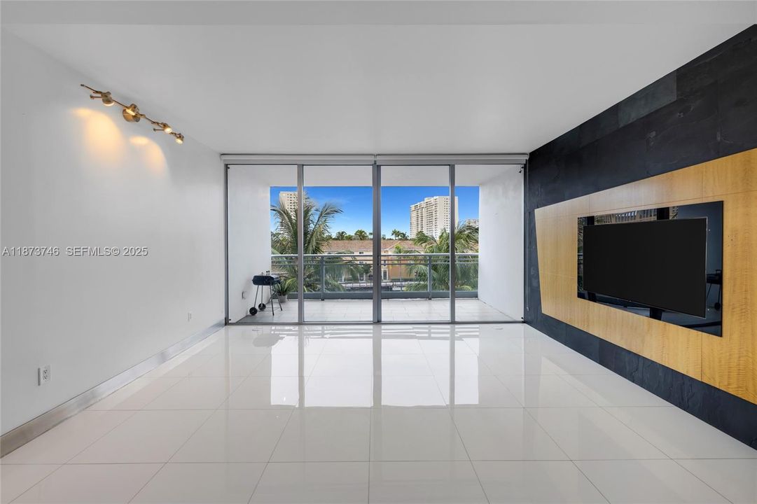 For Sale: $799,000 (2 beds, 3 baths, 1552 Square Feet)