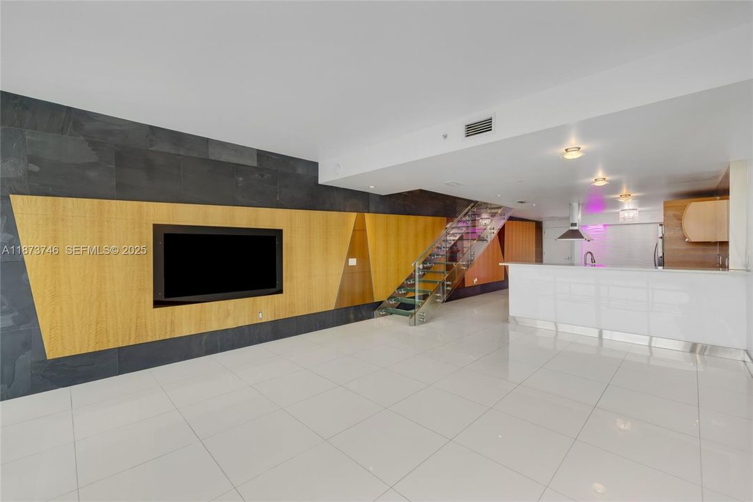 For Sale: $799,000 (2 beds, 3 baths, 1552 Square Feet)