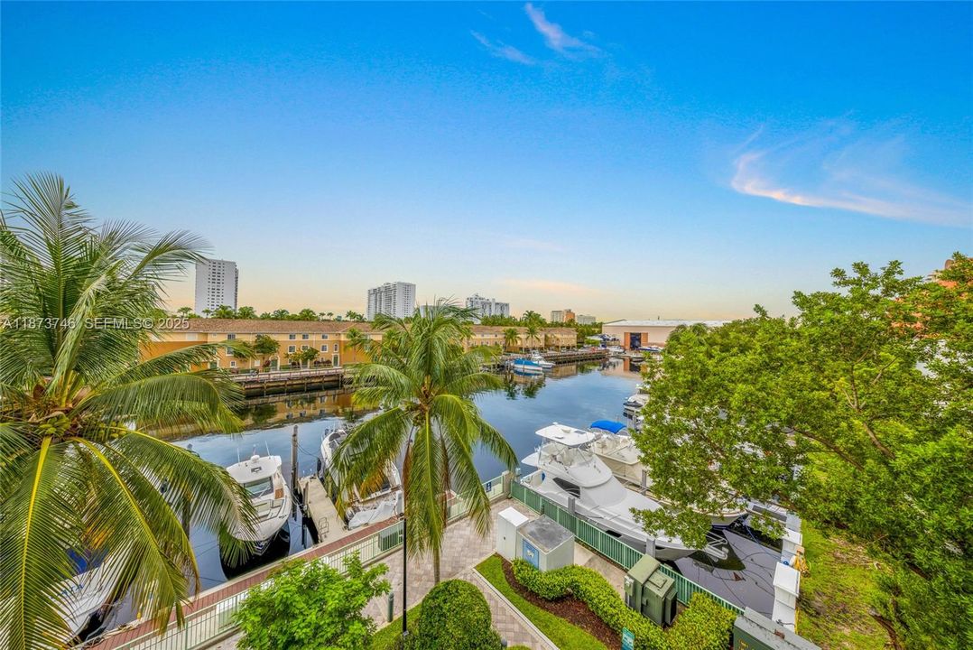 For Sale: $799,000 (2 beds, 3 baths, 1552 Square Feet)