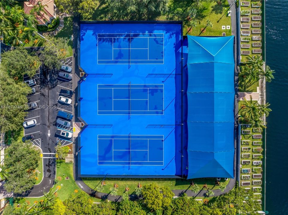 For Sale: $799,000 (2 beds, 3 baths, 1552 Square Feet)