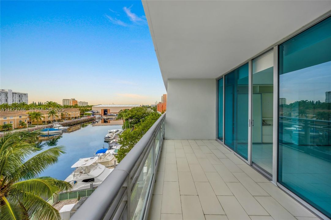 For Sale: $799,000 (2 beds, 3 baths, 1552 Square Feet)