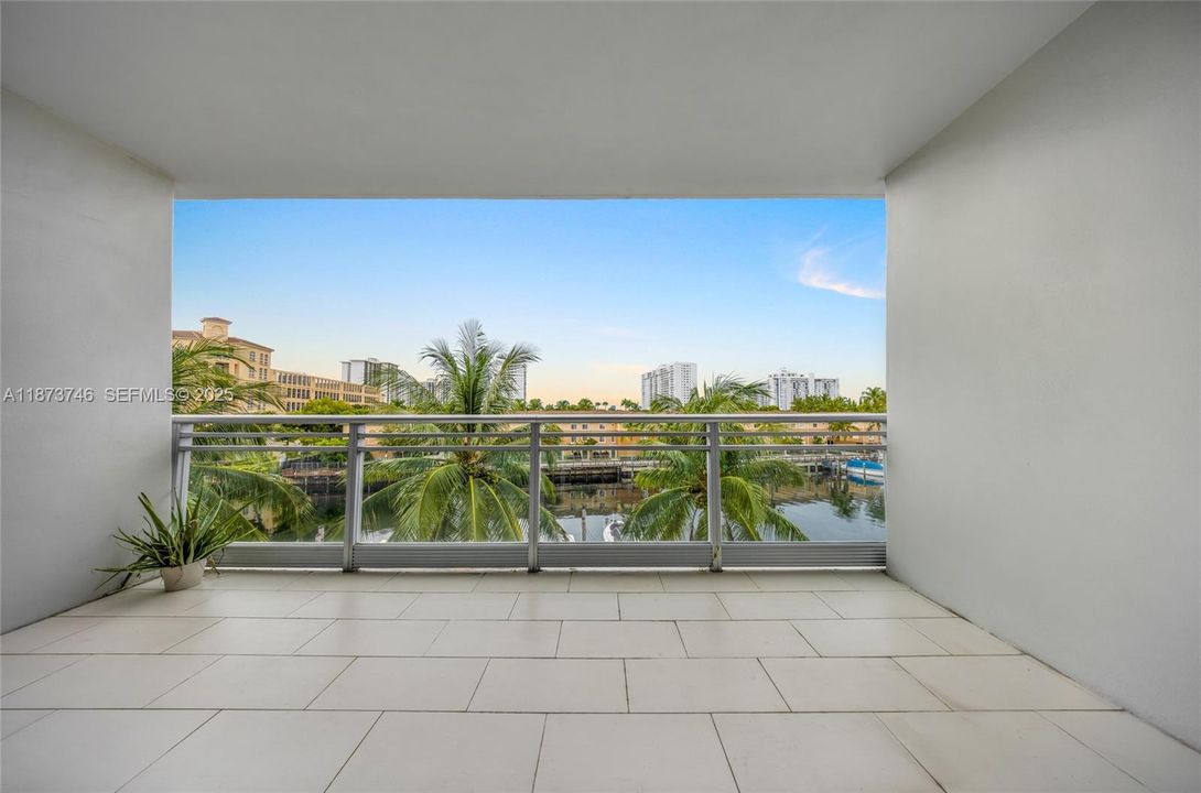 For Sale: $799,000 (2 beds, 3 baths, 1552 Square Feet)