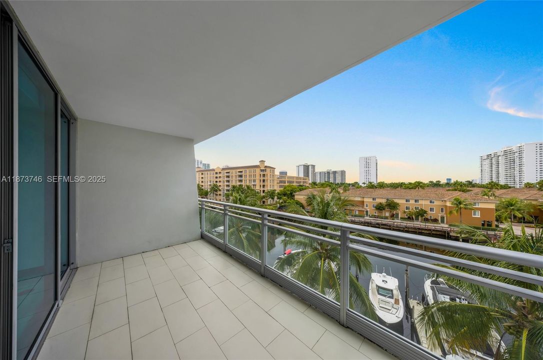 For Sale: $799,000 (2 beds, 3 baths, 1552 Square Feet)