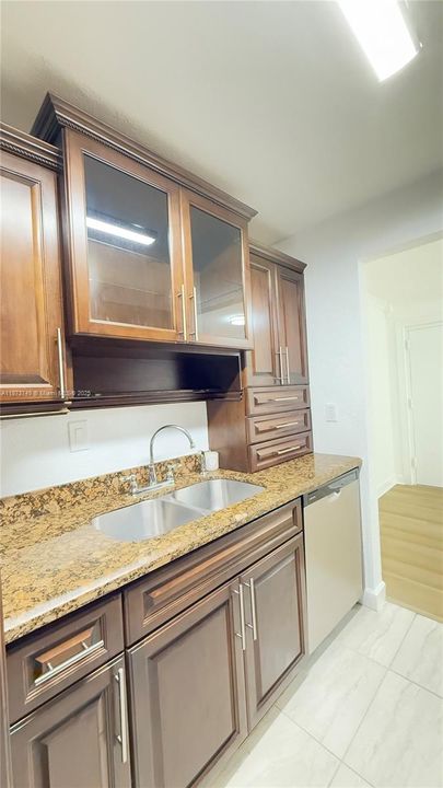 待售: $300,000 (2 贝兹, 2 浴室, 918 平方英尺)