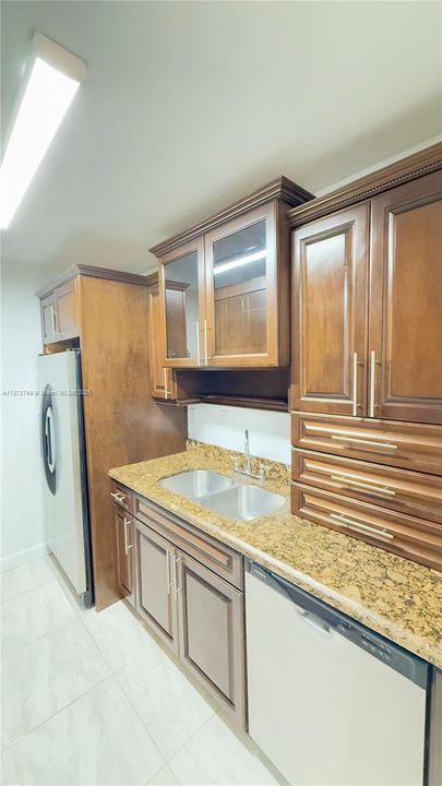 待售: $300,000 (2 贝兹, 2 浴室, 918 平方英尺)