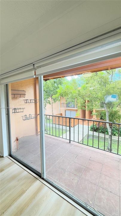 待售: $300,000 (2 贝兹, 2 浴室, 918 平方英尺)