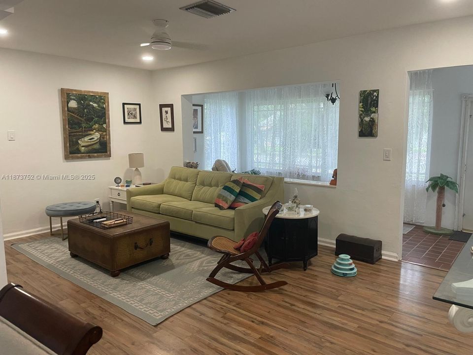 Recientemente alquilado: $2,600 (2 camas, 2 baños, 1183 Pies cuadrados)