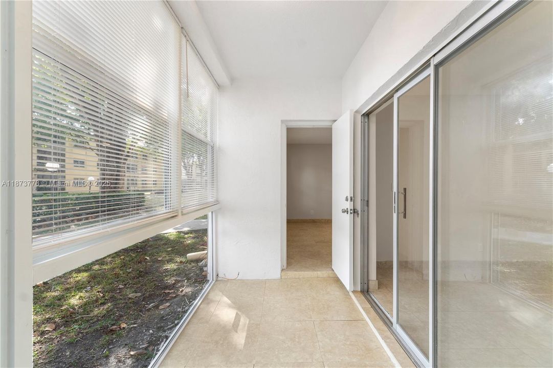 For Sale: $124,900 (1 beds, 1 baths, 730 Square Feet)