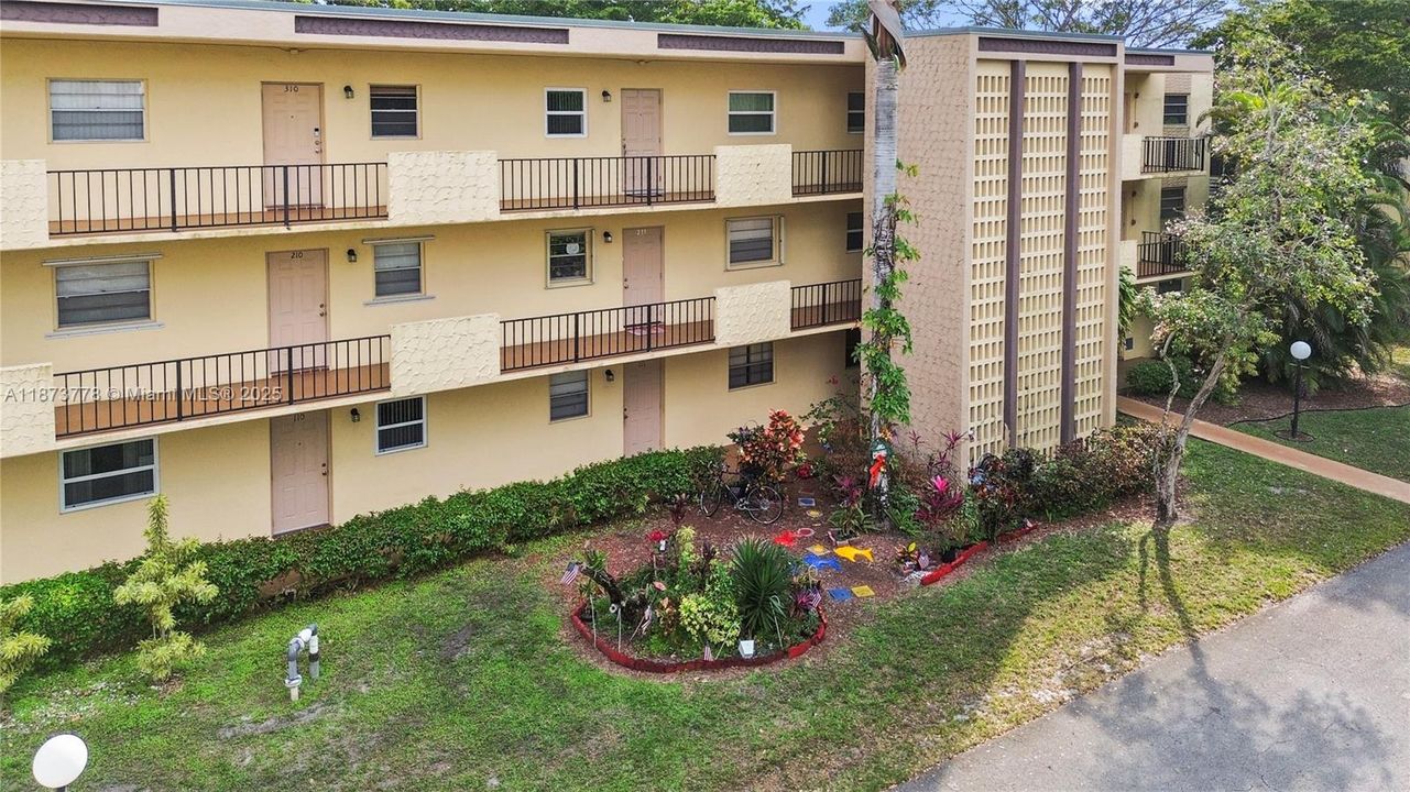 For Sale: $124,900 (1 beds, 1 baths, 730 Square Feet)