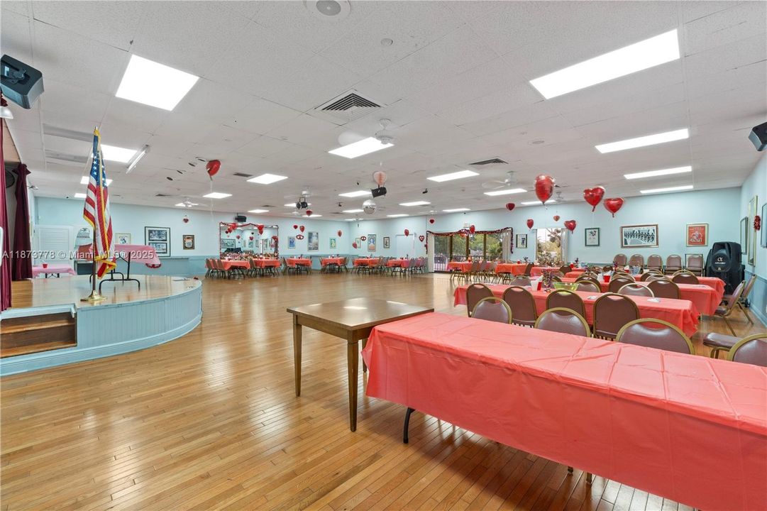 For Sale: $124,900 (1 beds, 1 baths, 730 Square Feet)