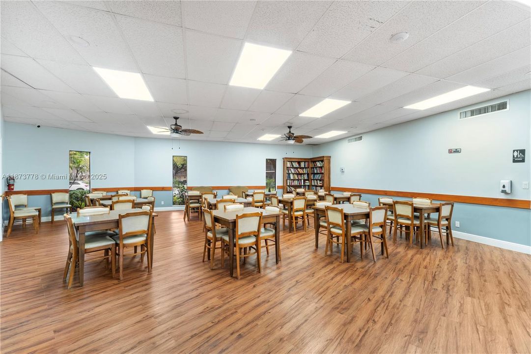 For Sale: $124,900 (1 beds, 1 baths, 730 Square Feet)