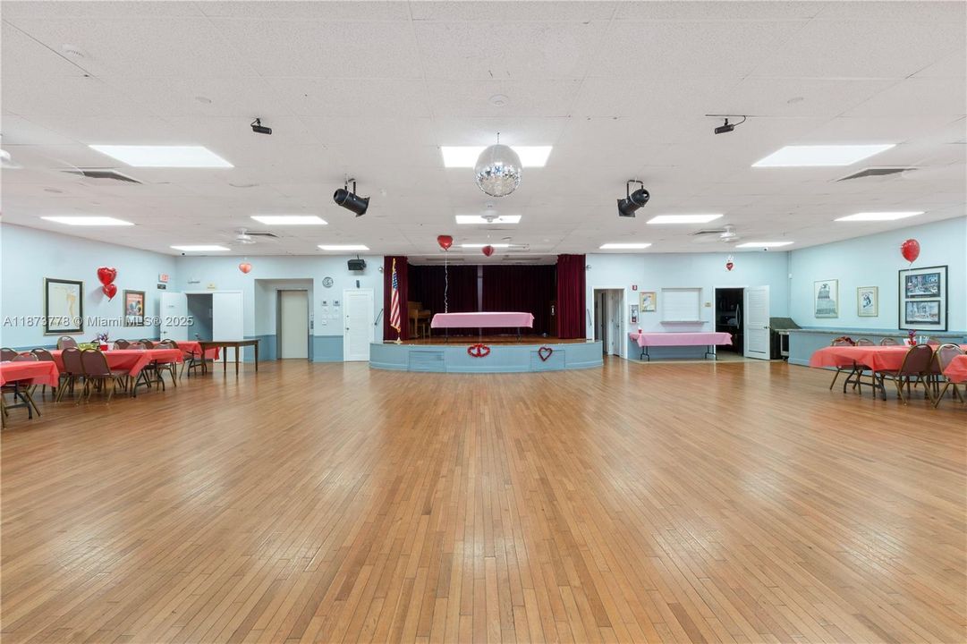 For Sale: $124,900 (1 beds, 1 baths, 730 Square Feet)