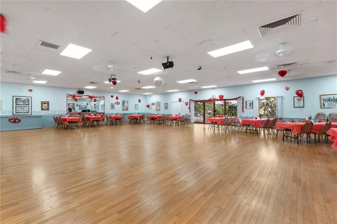 For Sale: $124,900 (1 beds, 1 baths, 730 Square Feet)