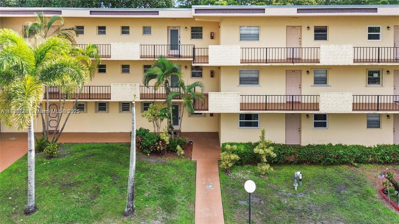 For Sale: $124,900 (1 beds, 1 baths, 730 Square Feet)