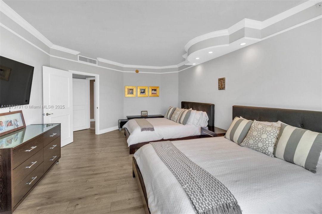 Active With Contract: $8,500 (3 beds, 3 baths, 2970 Square Feet)