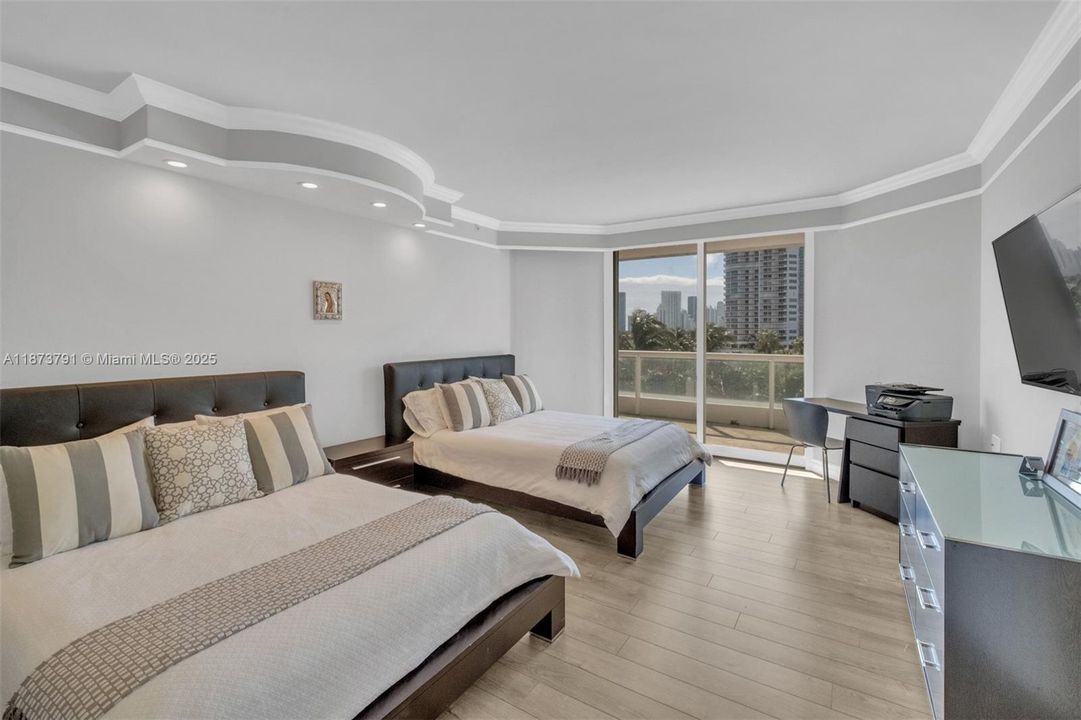 Active With Contract: $8,500 (3 beds, 3 baths, 2970 Square Feet)