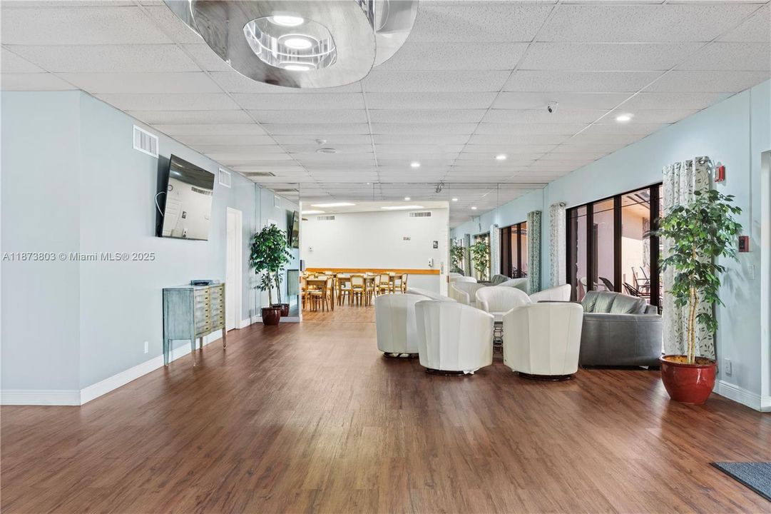 Под контрактом: $1,500 (1 спален, 1 ванн, 730 Квадратных фут)