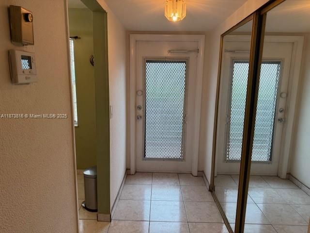 最近售出: $89,000 (2 贝兹, 2 浴室, 990 平方英尺)