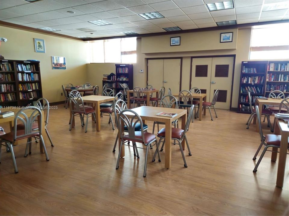 最近售出: $89,000 (2 贝兹, 2 浴室, 990 平方英尺)