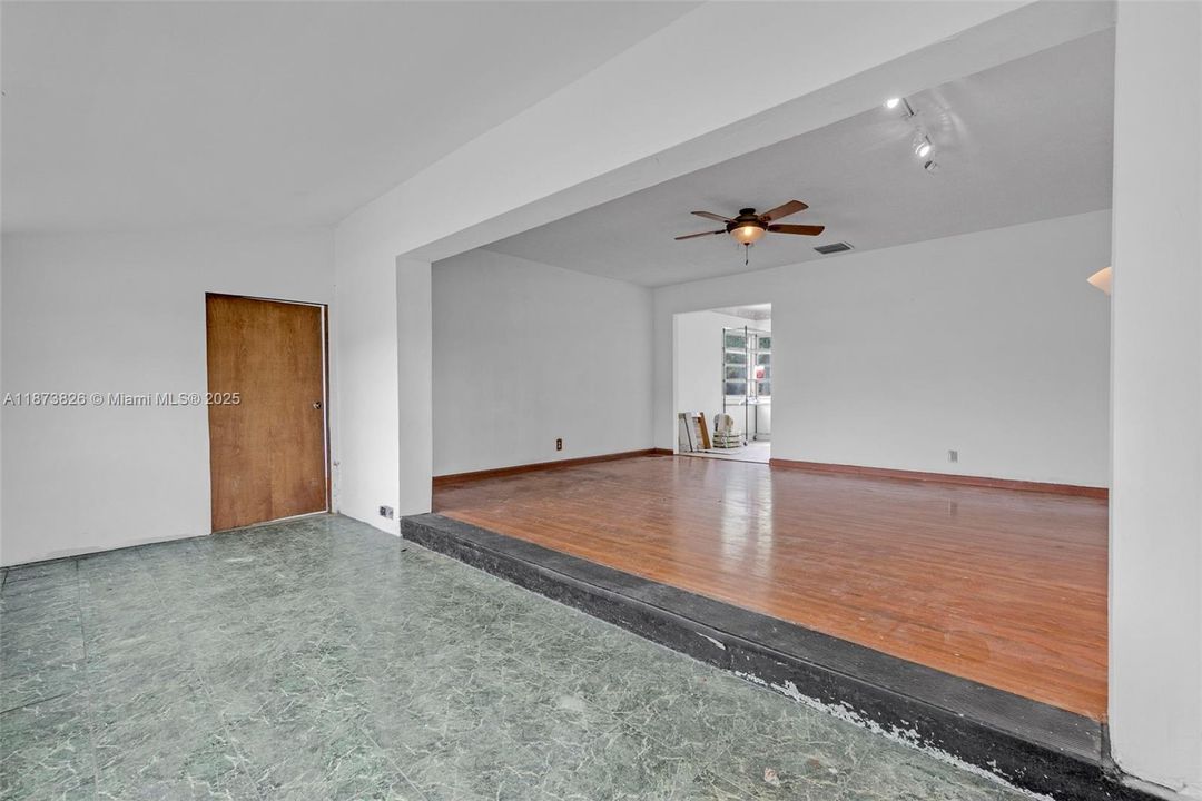 Recently Sold: $408,000 (3 beds, 1 baths, 1288 Square Feet)