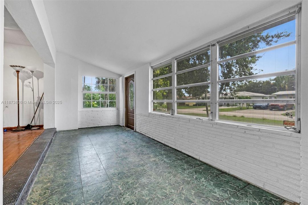 Recently Sold: $408,000 (3 beds, 1 baths, 1288 Square Feet)