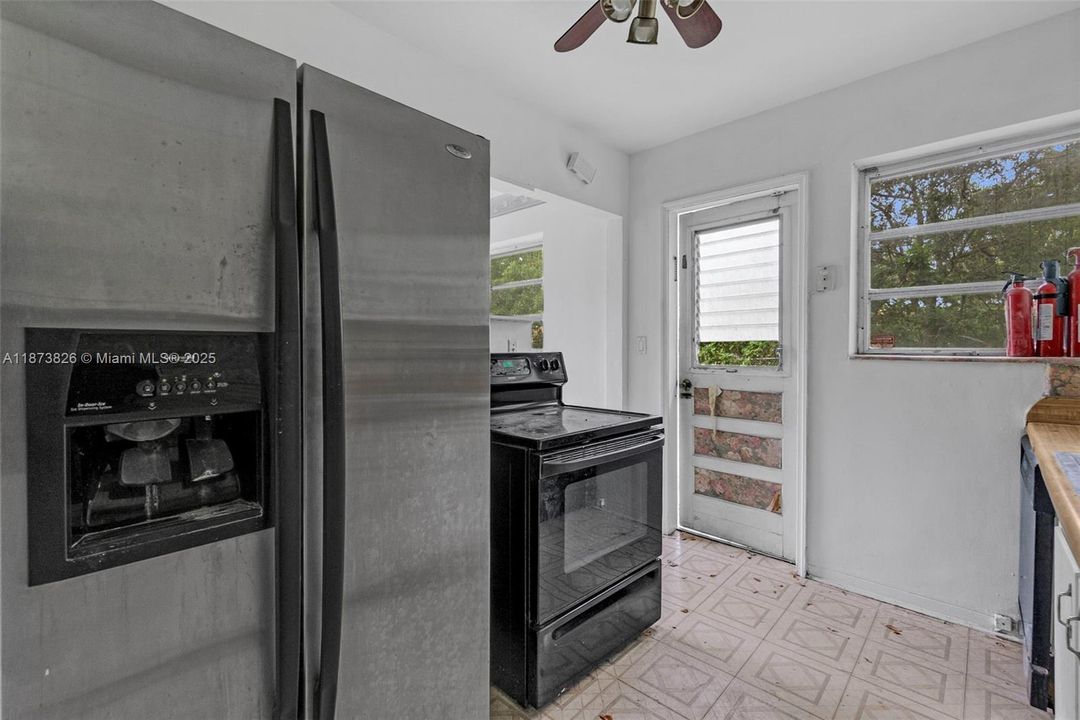 Recently Sold: $408,000 (3 beds, 1 baths, 1288 Square Feet)