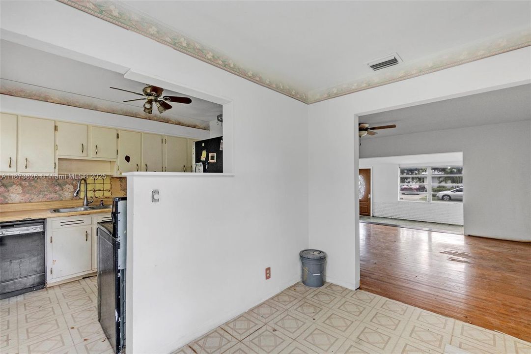 Recently Sold: $408,000 (3 beds, 1 baths, 1288 Square Feet)