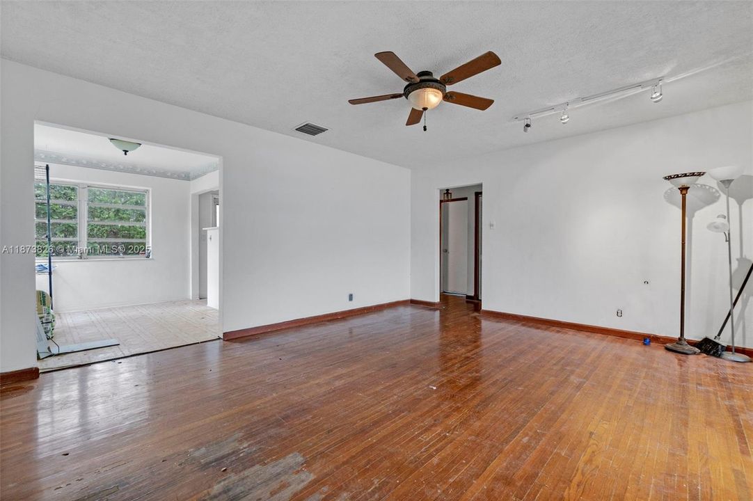 Recently Sold: $408,000 (3 beds, 1 baths, 1288 Square Feet)