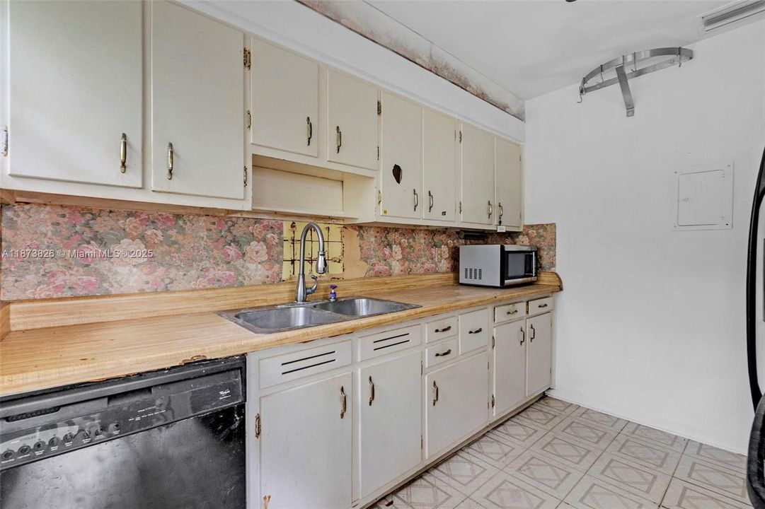 Recently Sold: $408,000 (3 beds, 1 baths, 1288 Square Feet)