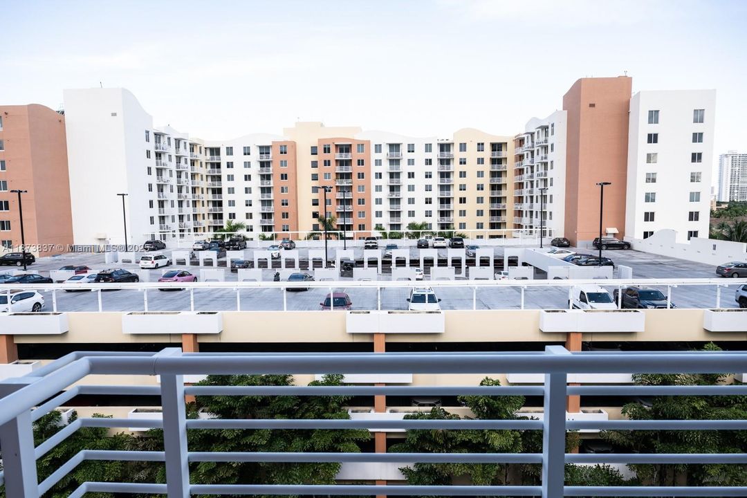 待售: $450,000 (2 贝兹, 2 浴室, 1086 平方英尺)