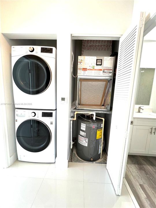 待售: $450,000 (2 贝兹, 2 浴室, 1086 平方英尺)