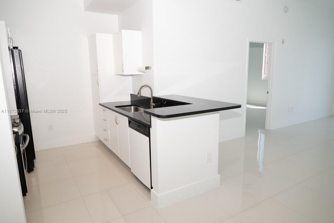 待售: $450,000 (2 贝兹, 2 浴室, 1086 平方英尺)