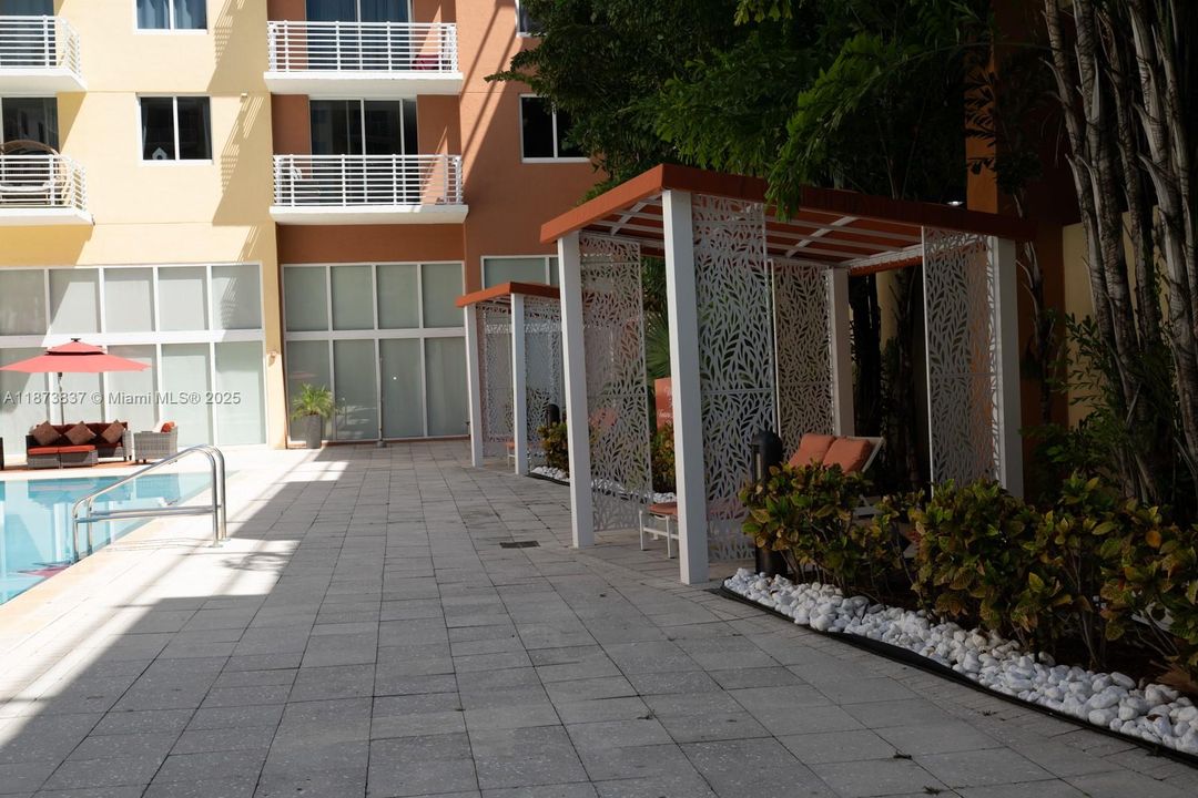 待售: $450,000 (2 贝兹, 2 浴室, 1086 平方英尺)