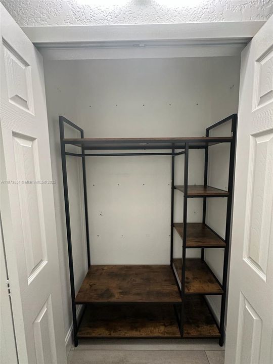 Active With Contract: $950 (1 beds, 1 baths, 835 Square Feet)